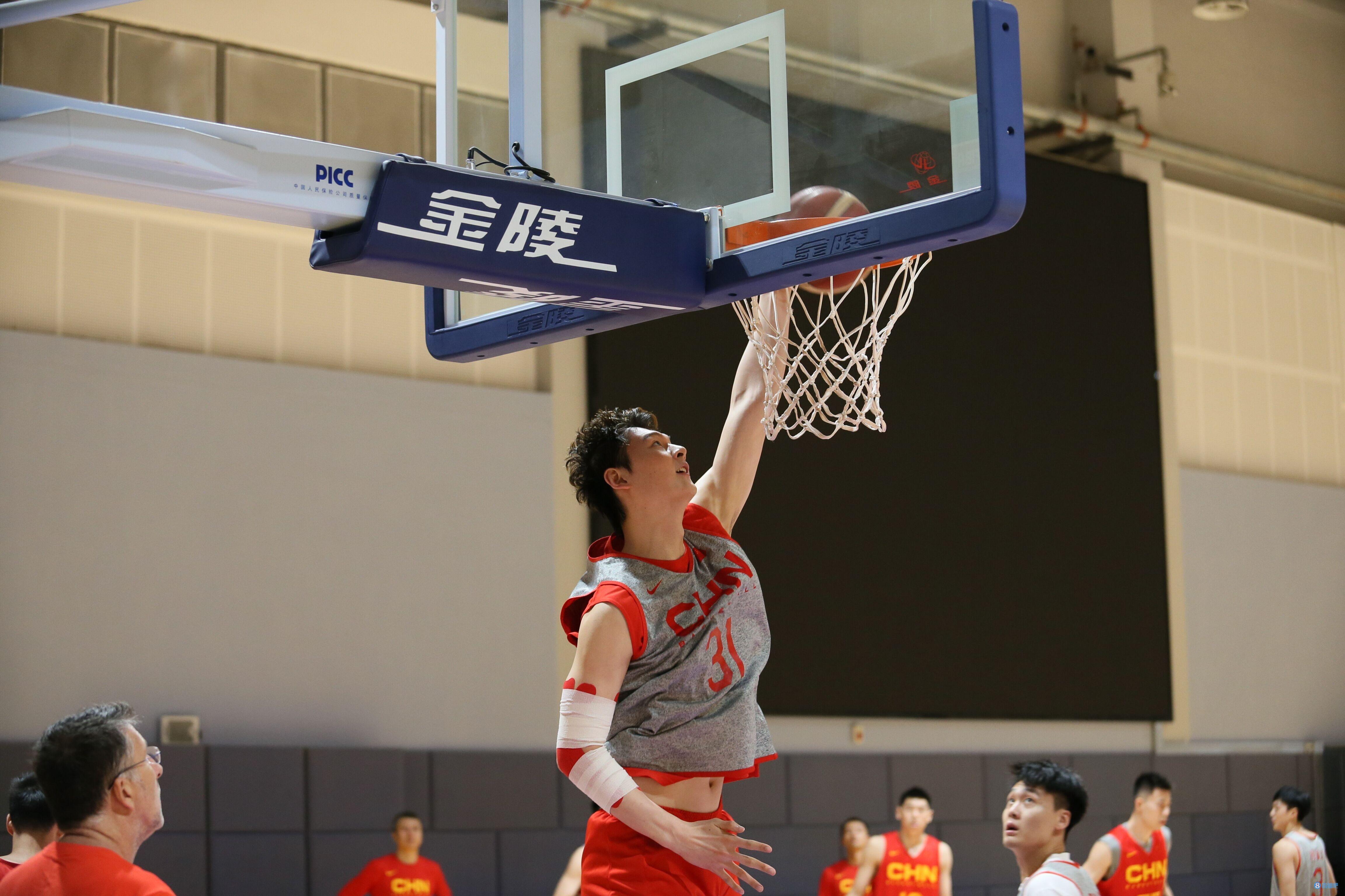 关于篮球比赛全面升级，技战术配合娴熟的信息