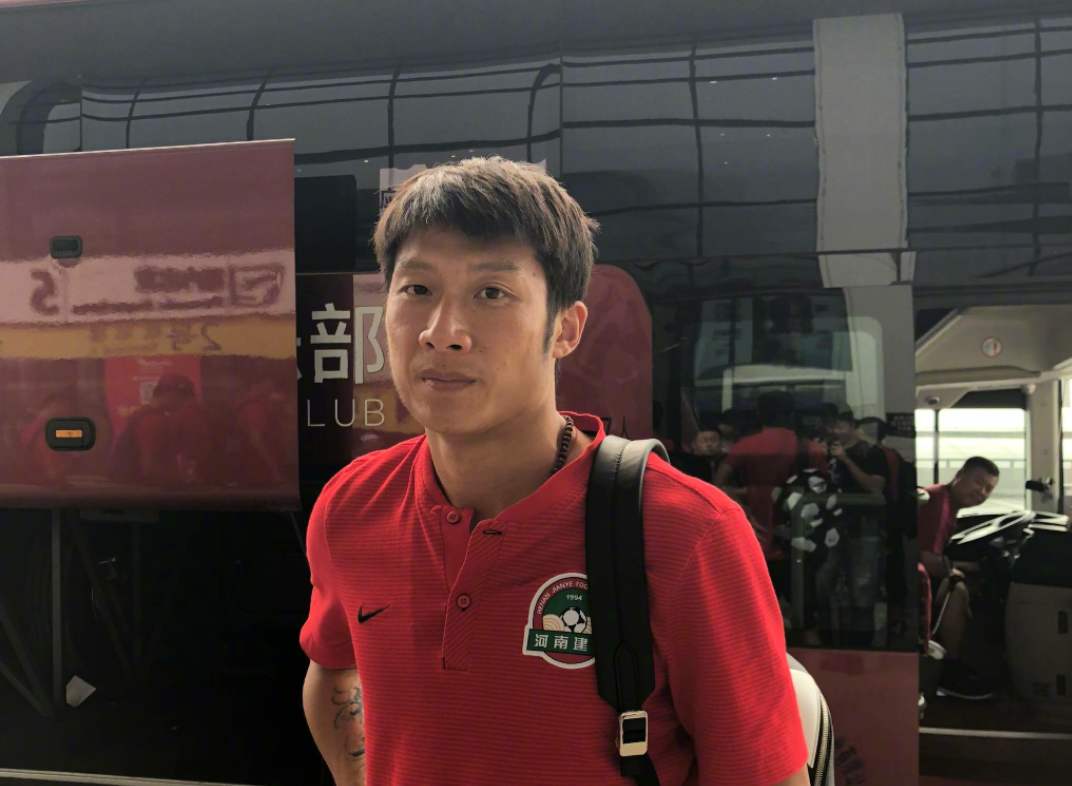 包含河南建业主场力克重庆斯威，积分缓慢上升的词条