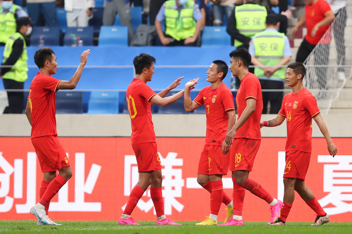 开云体育官网-球场上激烈战斗：东亚球队再次上演精彩的简单介绍