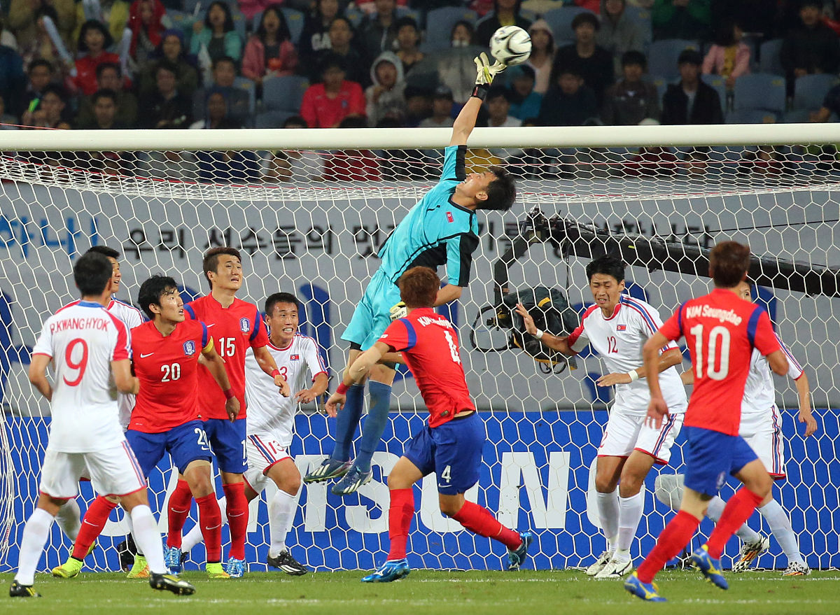 球场上激烈战斗：东亚球队再次上演精彩的简单介绍