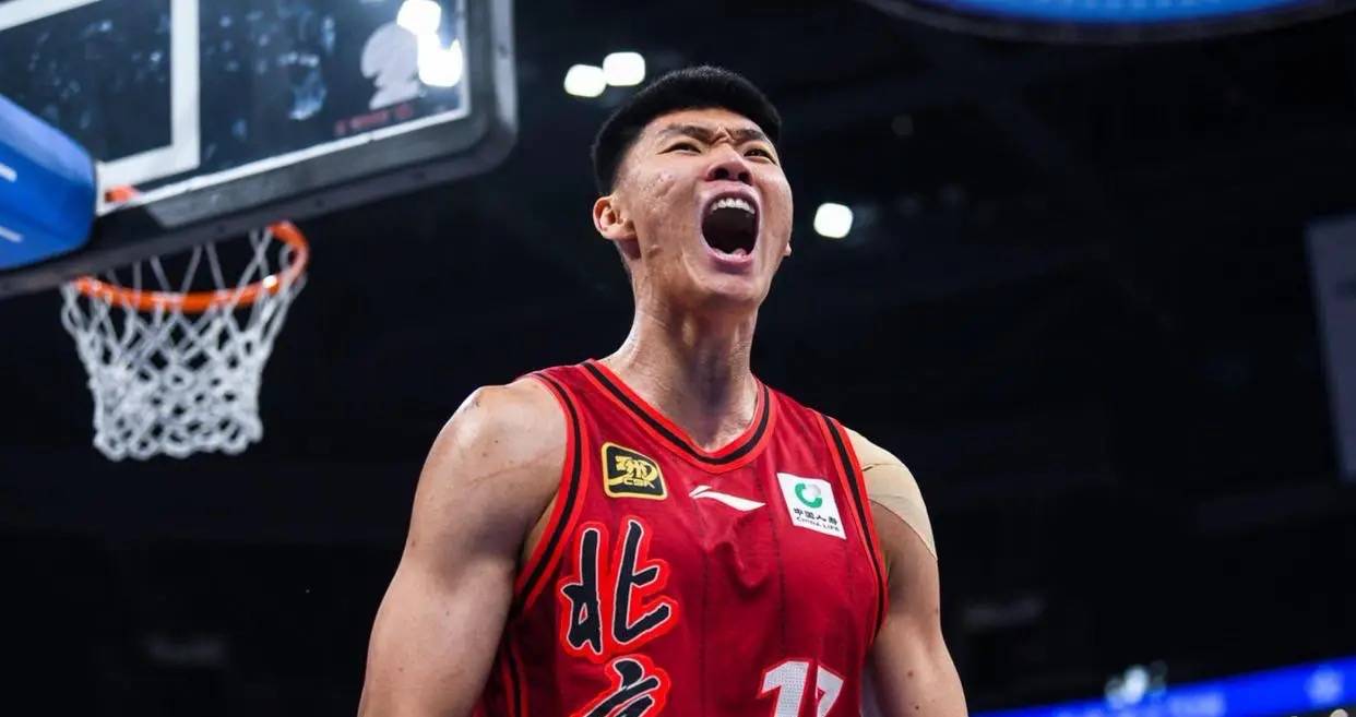 接发球的篮球队员飘逸大气！