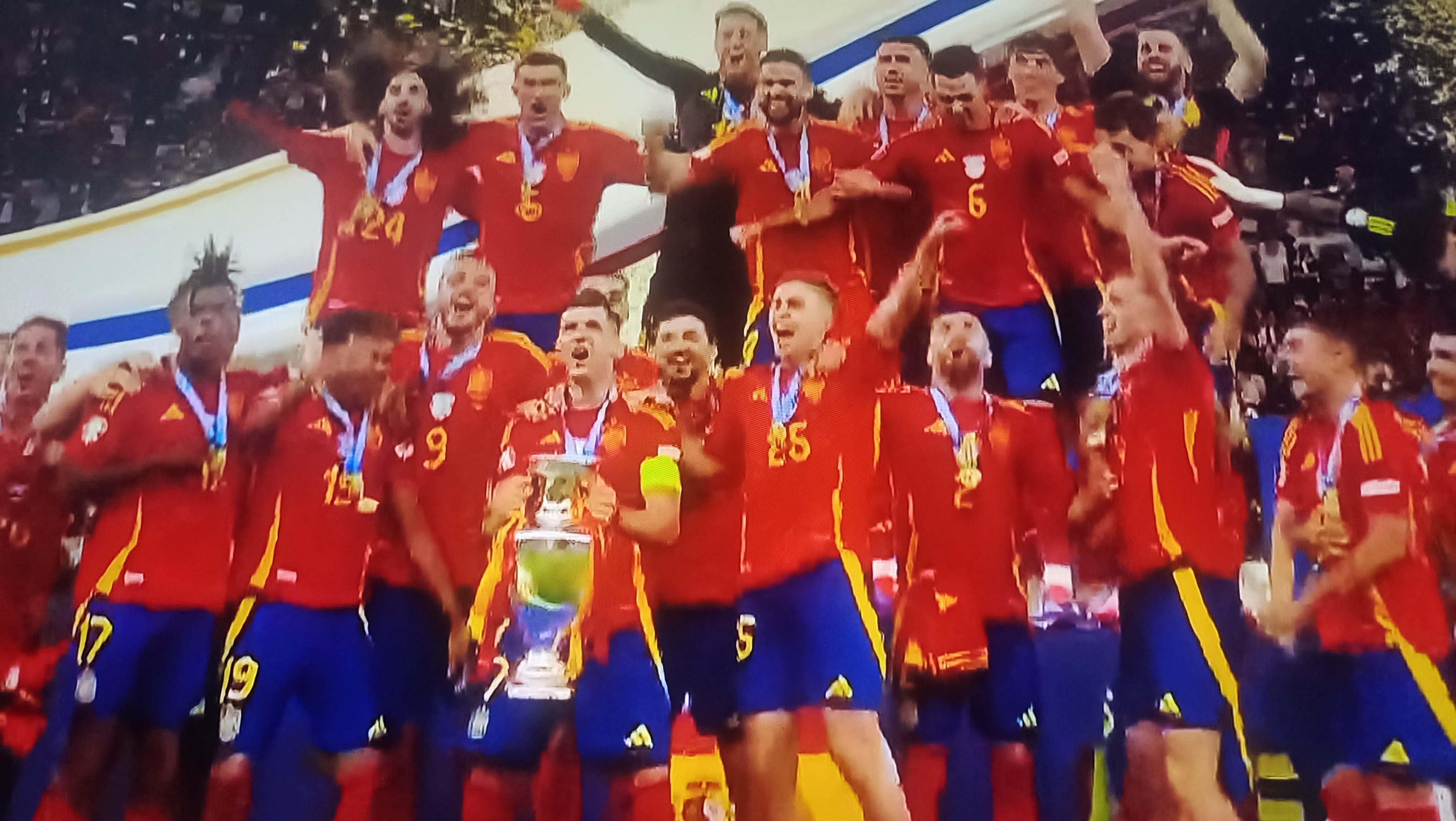 包含红遍欧洲的精彩对决：球迷狂欢之际的词条