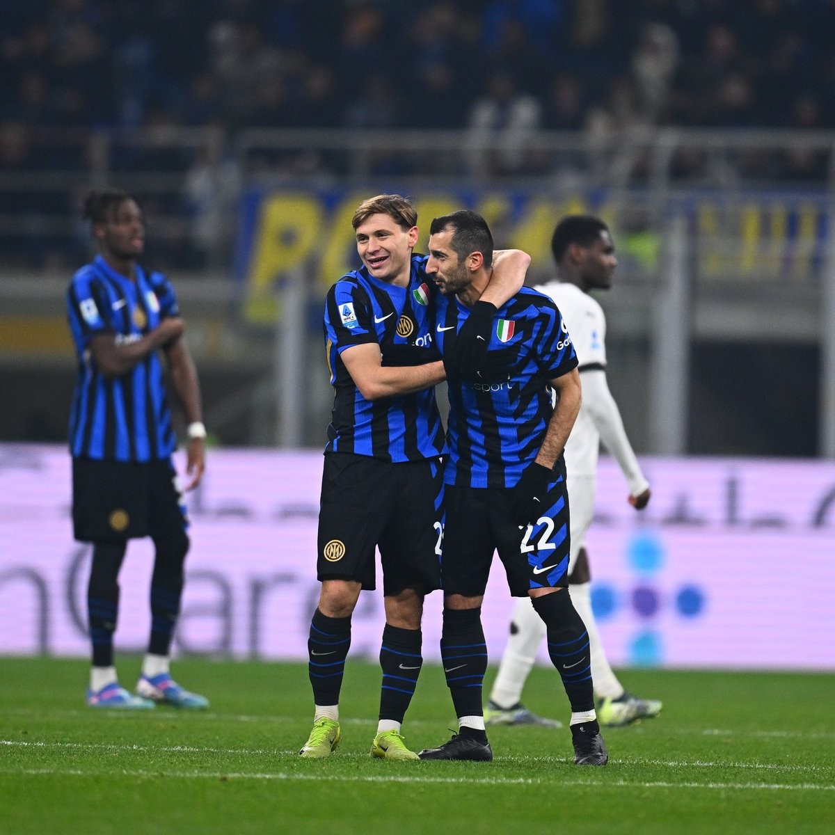 关于帕尔马球员集体庆祝胜利，团结一心的信息