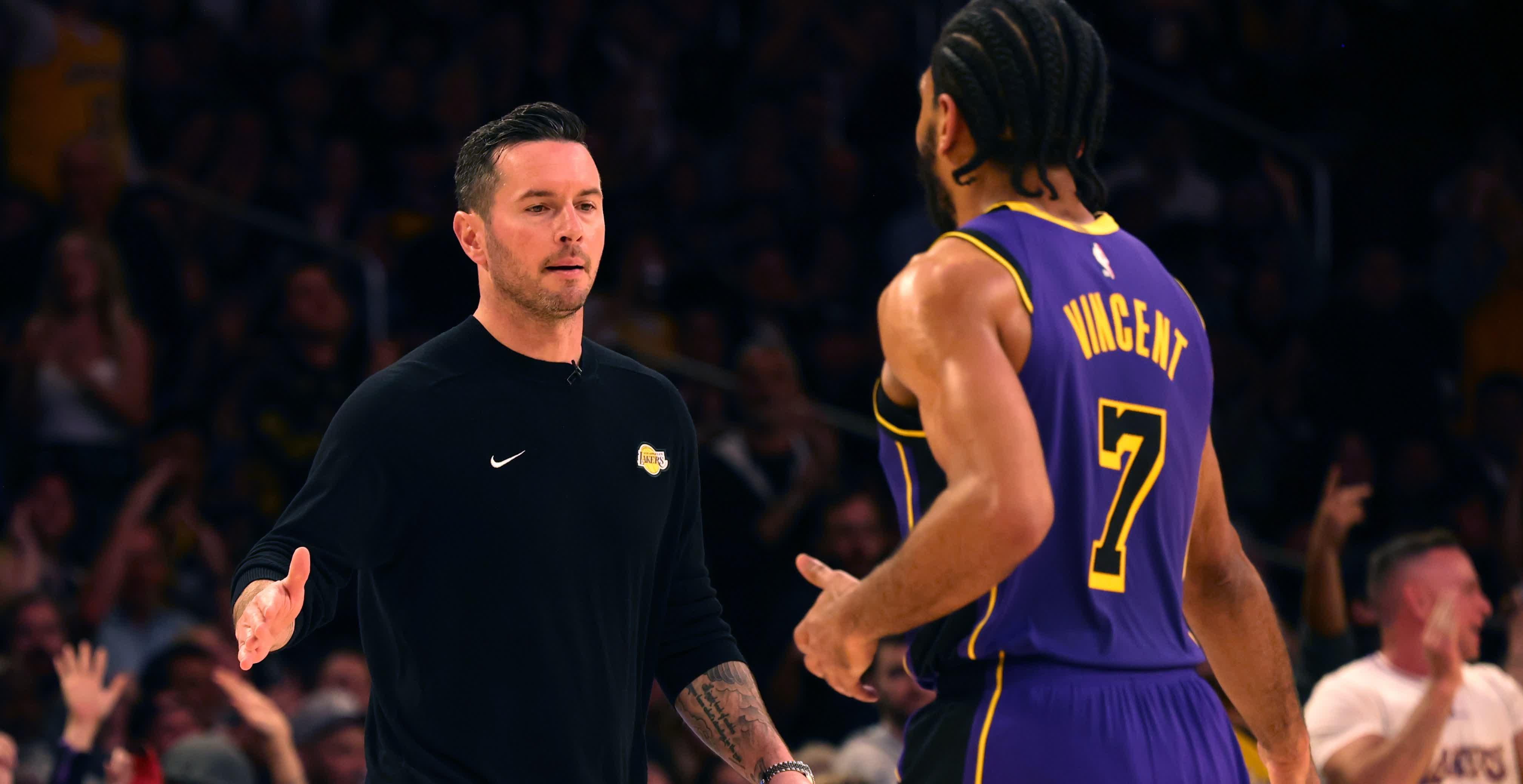 尼克斯惨败输球，总经理批评球队表现不尽人意的简单介绍