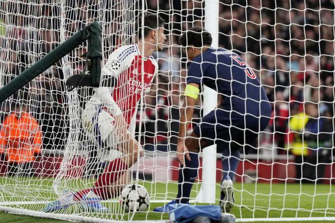 球员犀利射门，助球队取得领先