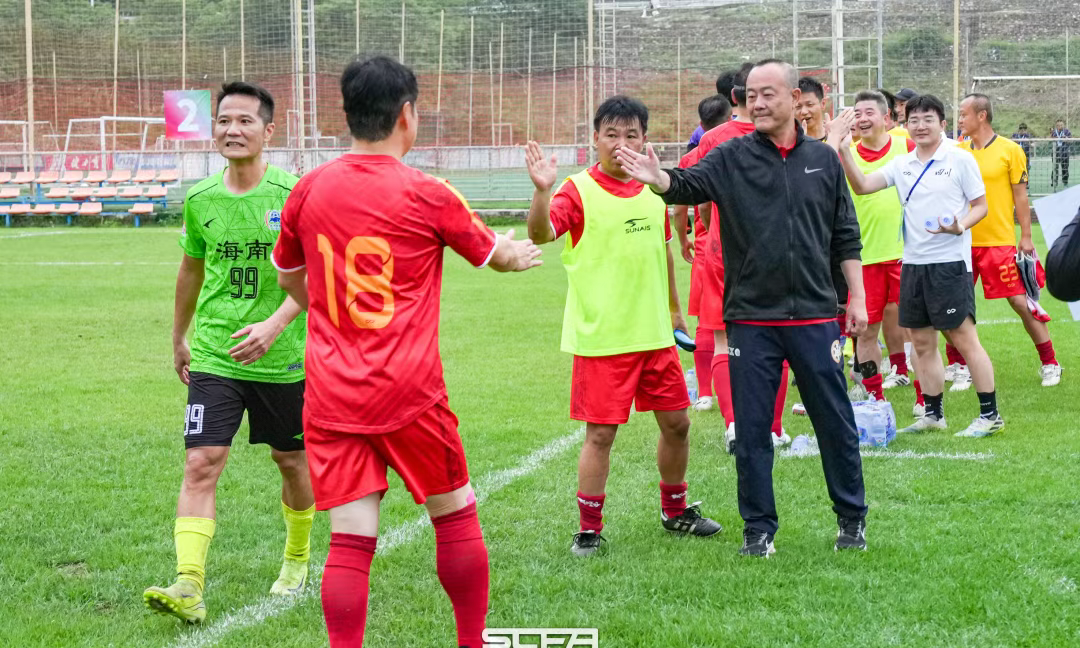 关于足球比赛场上激战连连，球队实力逐渐显现的信息