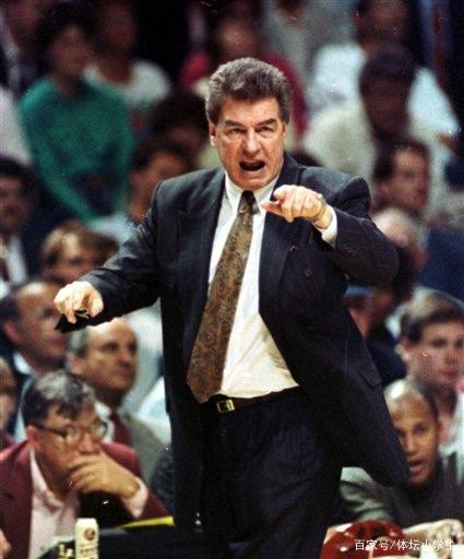 拜仁慕尼黑后防连失两球，主帅震怒指责球员