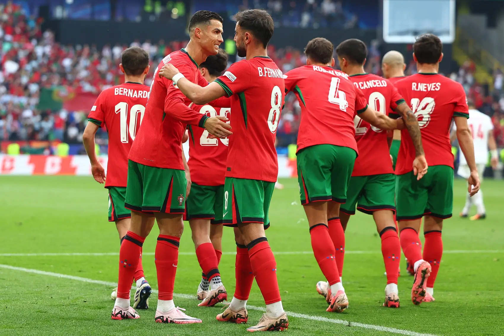 欧冠小组赛即将揭幕，豪强对决吸引关注的简单介绍