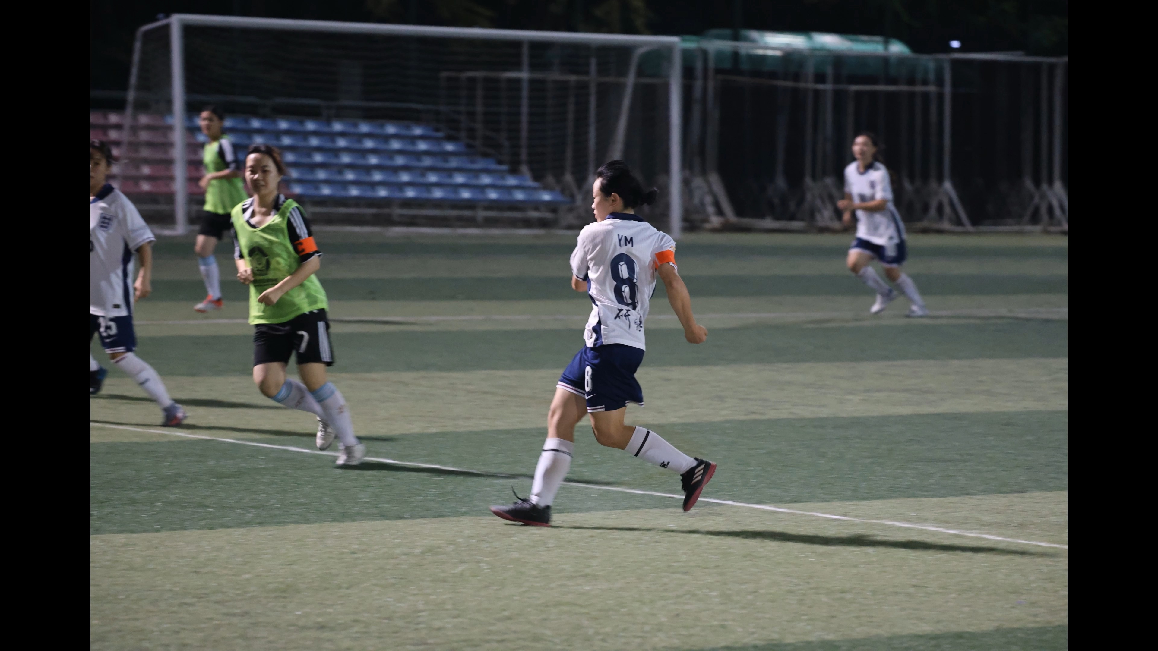 一场精彩的足球比赛掀起观众热情