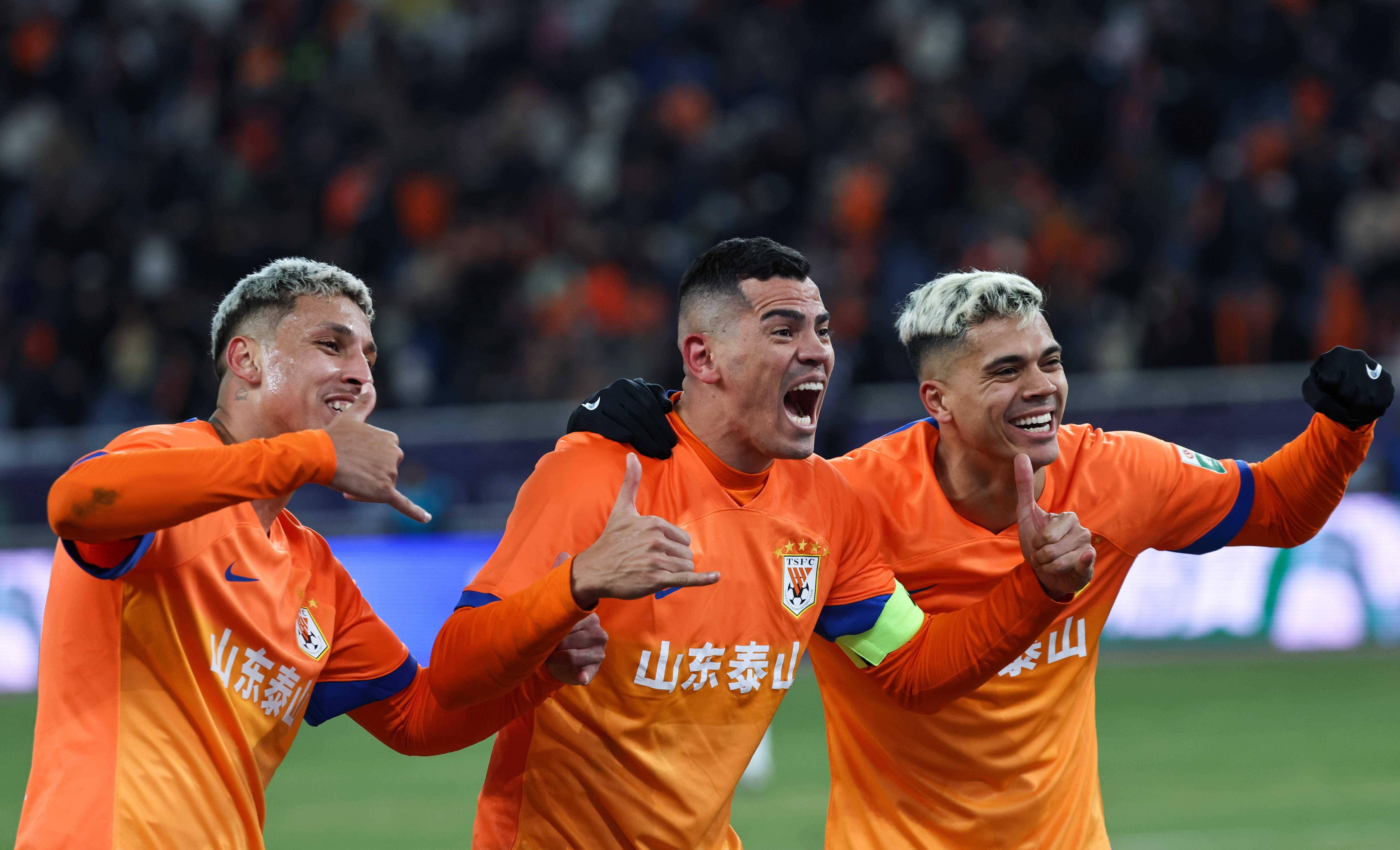 中超联赛球队冲击胜利,斗志昂扬 中超联赛球队冲击胜利,斗志昂扬