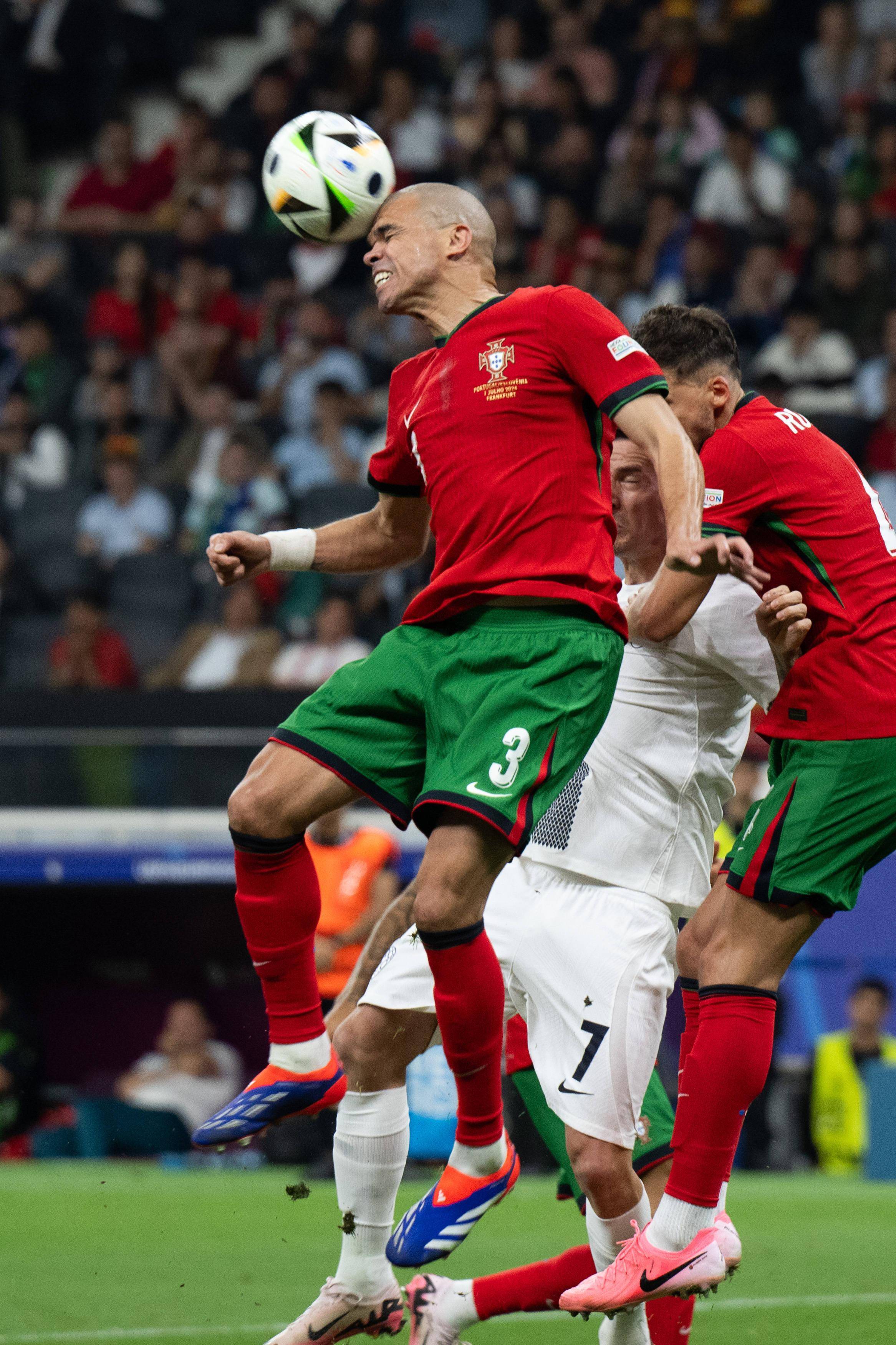 足球比赛的精彩时刻让人们陶醉其中,乐在其中 足球比赛的精彩时刻让人们陶醉其中,乐在其中