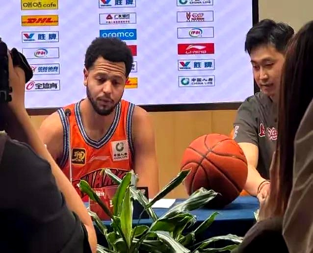 开云体育官网-上海男篮展开主场大战，全队士气高涨连胜