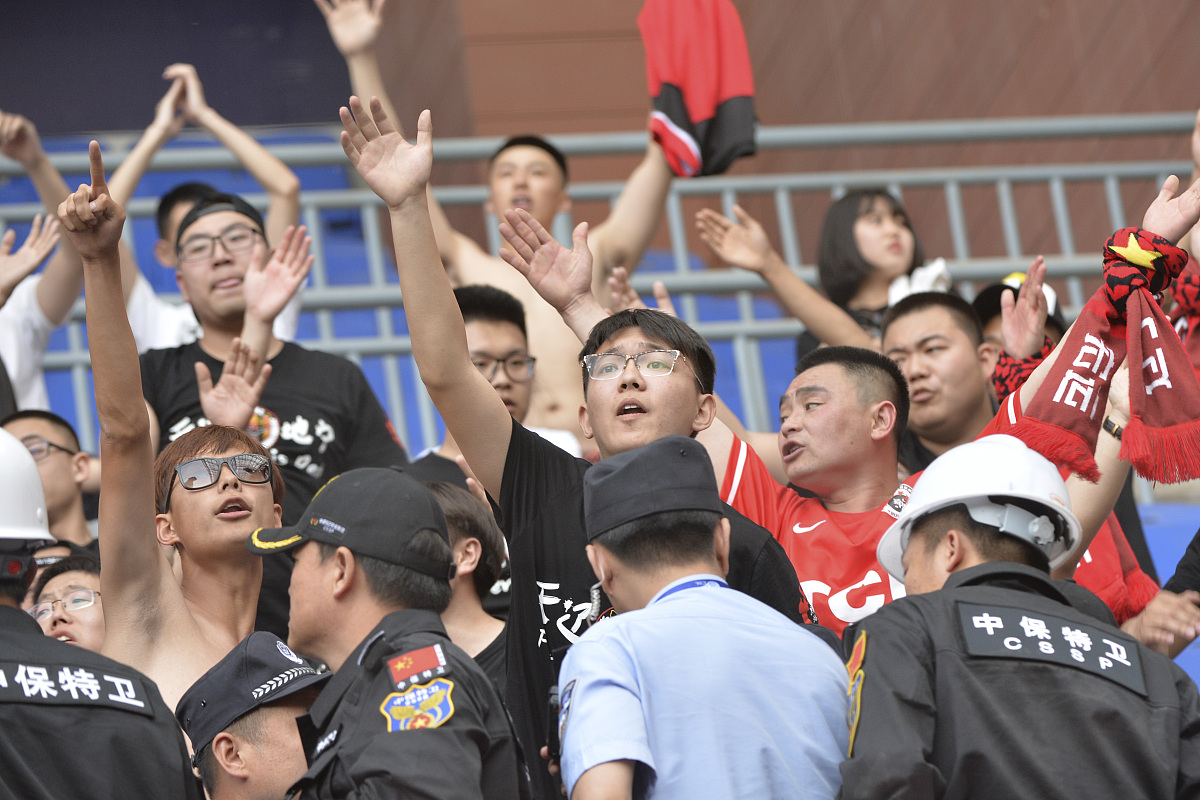 开云体育官方入口-球场上的激烈对决引发了观众的热情