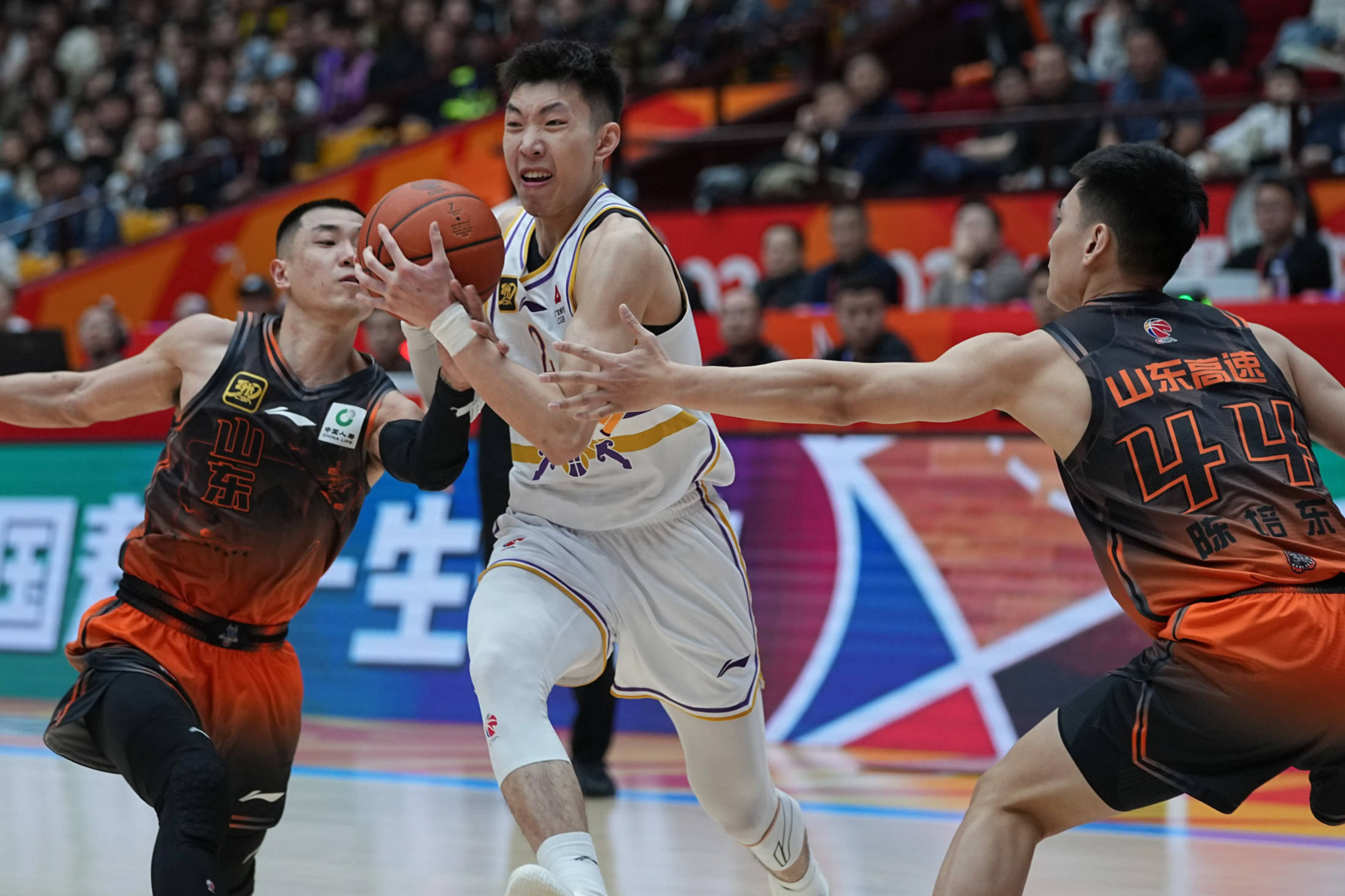 辽宁男篮成功逆袭，击败山西队赢得宝贵分数