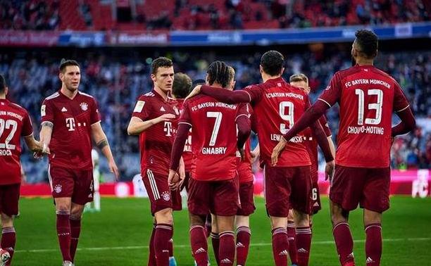 拜仁慕尼黑与曼联对决，双方实力均衡争夺胜利的简单介绍