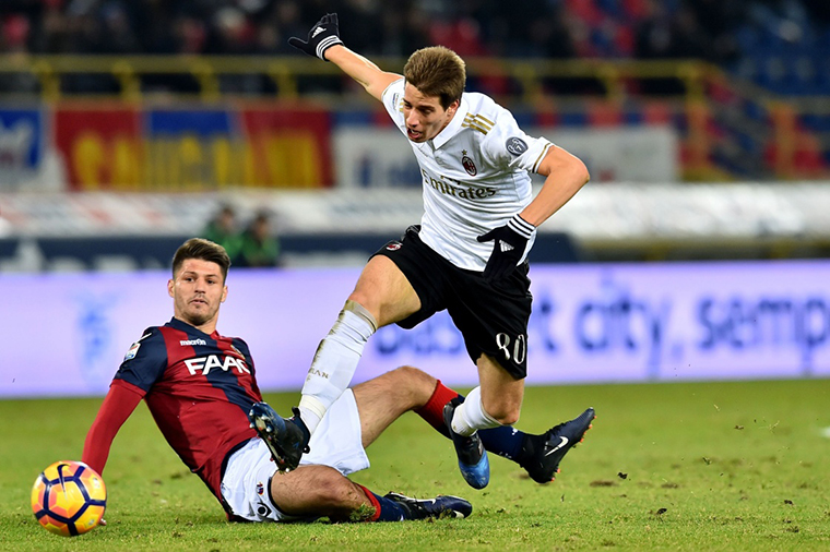 包含克罗托内客场逆转，创造惊人战绩的词条